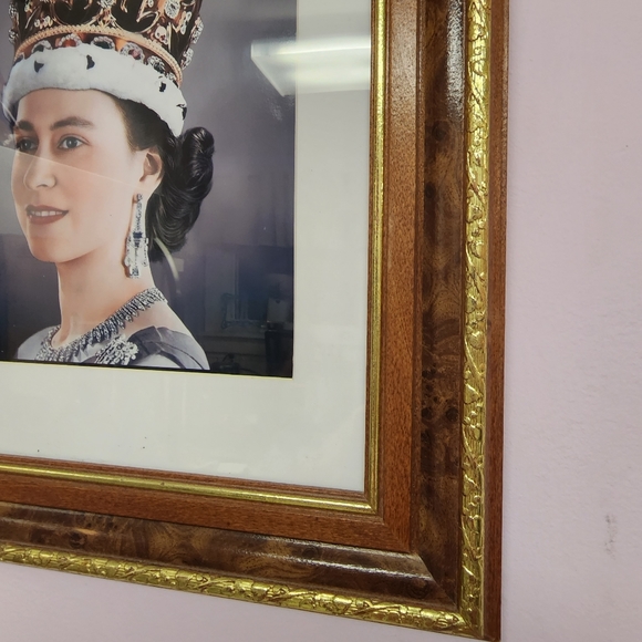 Queen Elizabeth II in Majestic Crown Framed Antique Walnut Gold Rimmed Solid - Picture 2 of 2